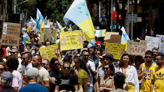  Zehntausende protestieren auf den Kanaren gegen Massentourismus