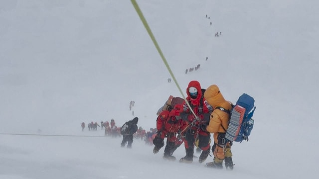  Wieder Stau in der Todeszone am Himalaya