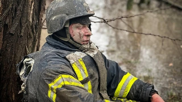  Wie ukrainische Rettungskräfte ihr Leben aufs Spiel setzen