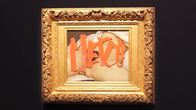 Aktivistinnen beschmieren Vulva-Gemälde mit #MeToo-Schriftzug