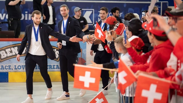  Nati trotz Final-Niederlage feierlich empfangen