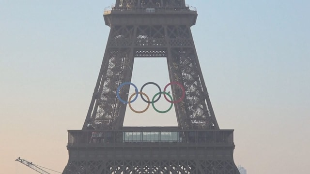  Olympische Ringe am Eiffelturm enthüllt