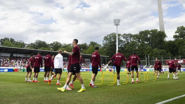  Knapp 4000 Zuschauende bei 1. Training auf historischer Stätte