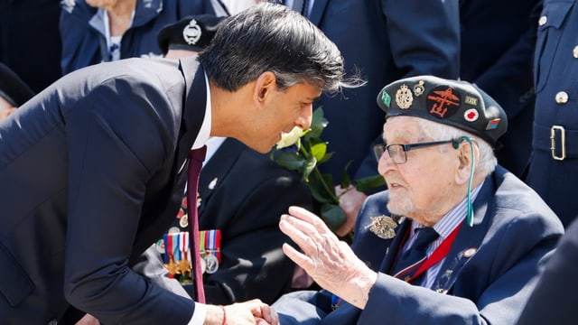  Staatschefs gedenken mit Veteranen der Landung in der Normandie