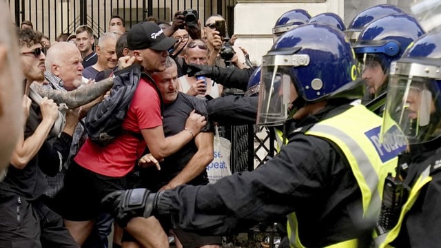  100 Festnahmen bei Tumulten in London nach Messerattacke