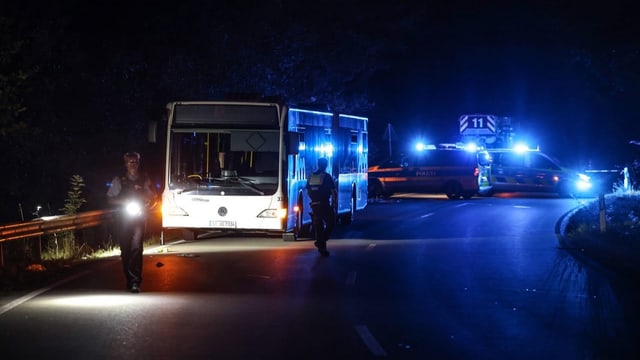  Frau sticht in Bus im deutschen Siegen auf Menschen ein