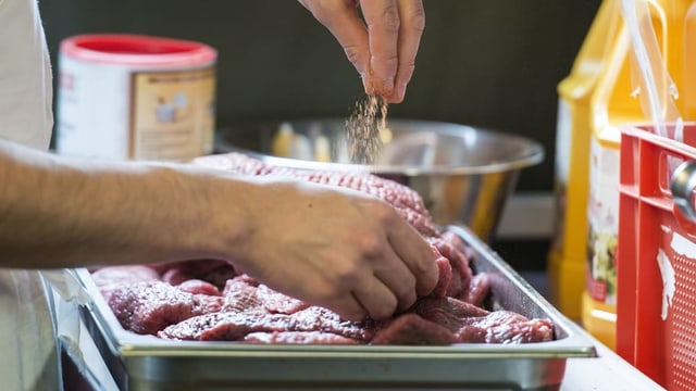  Muslime bekamen in Gefängnis undeklariertes Schweinefleisch